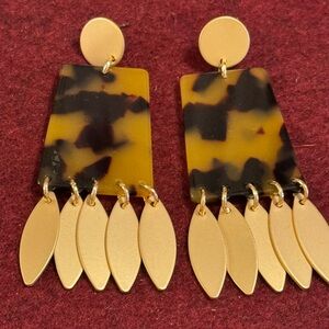 NIB Pink Linen tortoise shell rectangle and gold tone stud dangle drop earrings